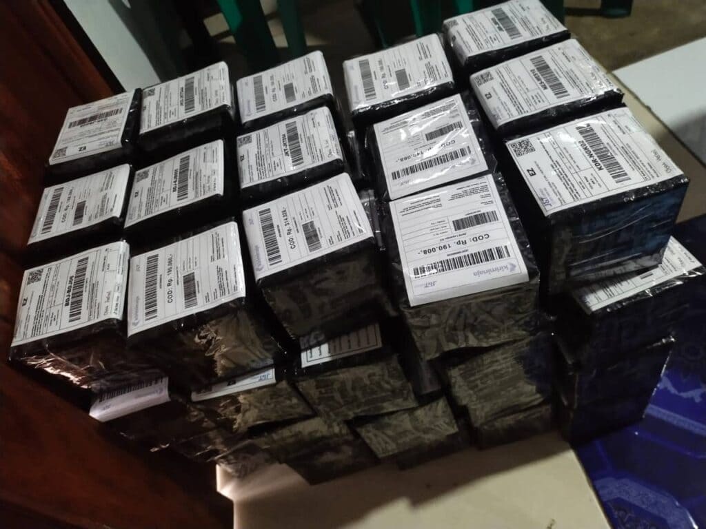 Tumpukan Resi Pengiriman dan Stok Paket Polos